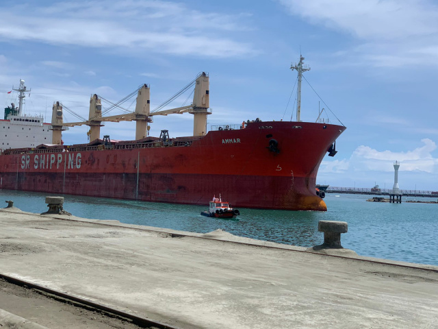 Kapal Ammar baru-baru ini sandar di Pelabuhan Teluk Bayur Padang untuk memuat klinker PT Semen Padang tujuan ke negara  Bangladesh.