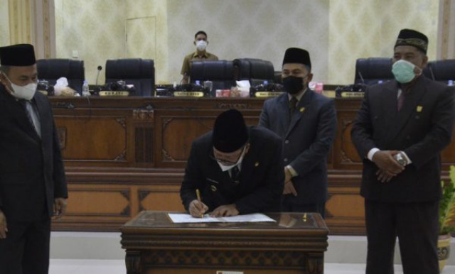 Bupati Agam, Andri Warman bersama DPRD Agam menandatangani kesepakatan RTRW 2021-2024