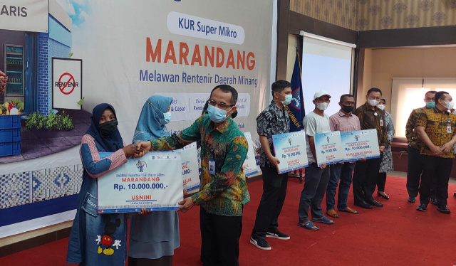 Pimpinan Bank Nagari Cabang Payakumbuh, Oktra Firdaus ketika launching Marandang