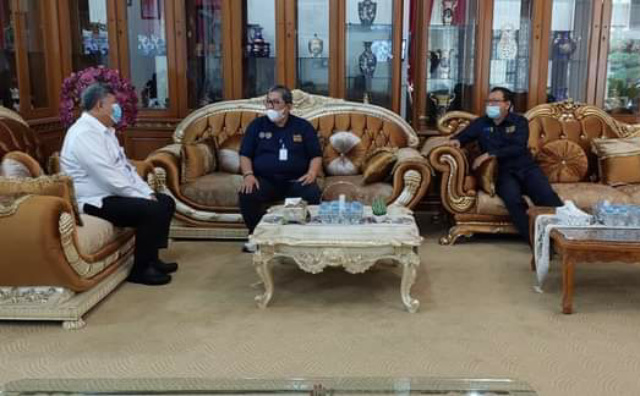 Walikota Solok Zul Elfian Umar saat menyambut Direktur Sarana Transportasi Jalan Direktorat Sarana Transportasi Darat Kementerian Perhubungan Risal Wasal dan Kepala Balai Pengelola Transportasi Darat Wilayah III Provinsi Sumatera Barat Deny Kusdyana