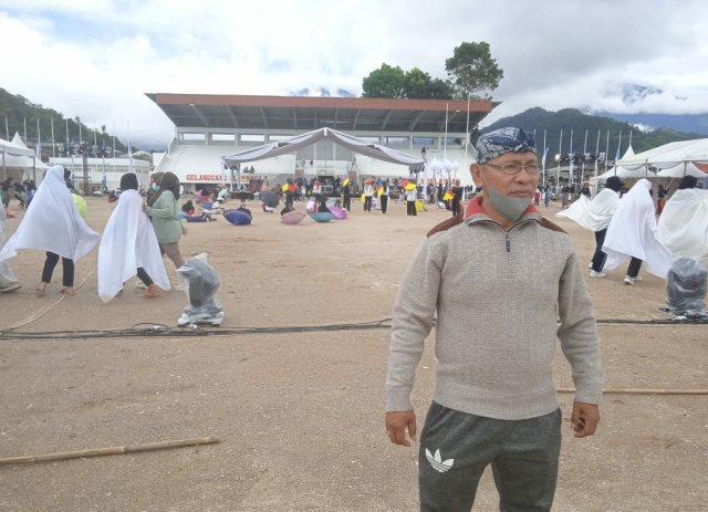 Syahrial, S. Sn saat melakukan gladi kotor tari kolosal Babaliak ka Surau, Kamis (12/11/21) di GOR Chatib Sulaiman Bancah Laweh.