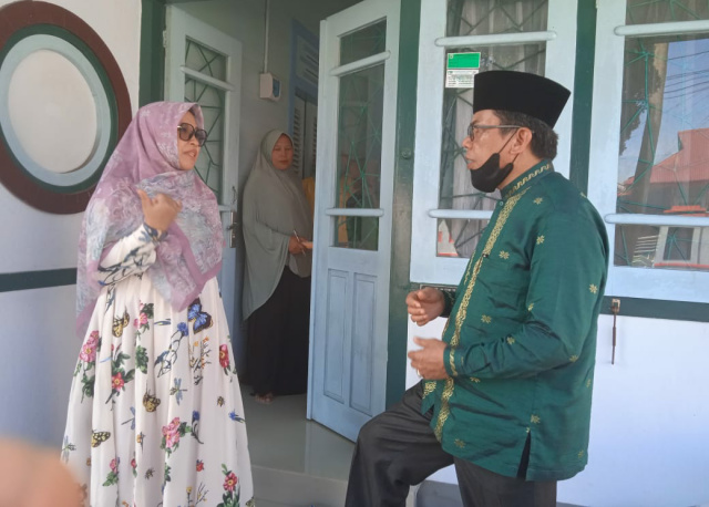 Staf Ahli Wali Kota Padang Panjang, Zulkifli saat meninjau kafilah kabupaten Sijunjung, Minggu (14/11/21) siang.