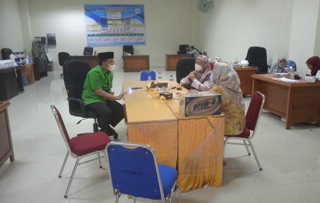 Ketua Pelaksana MTQ Kota Padang Panjang, Soni B Putra saat breafing dengan panitia konsumsi, Minggu (14/11/21) di komplek Islamic Centre.