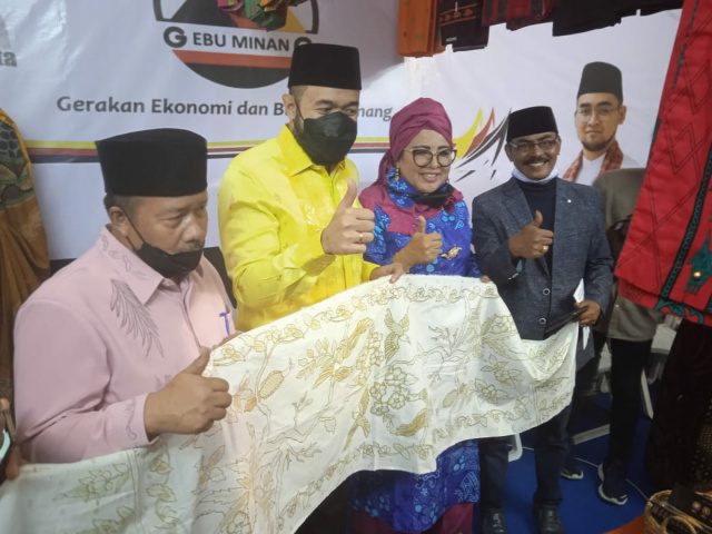 Wako Fadly Amran didampingi Bupati Agam, bunda Refan dan Zulmawi Munir usai launching Pakan Akad online, Minggu (14/11/21) petang.