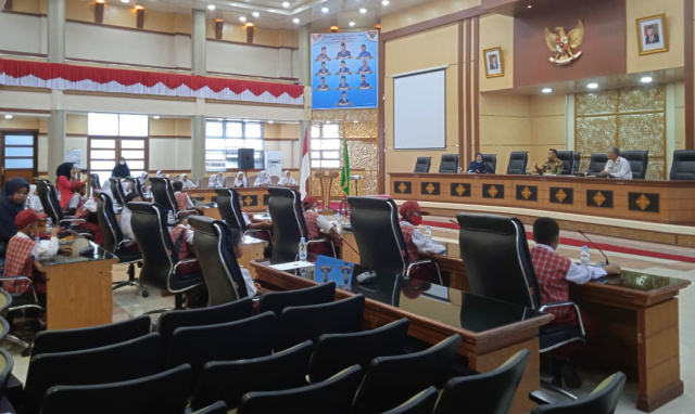 Suasana pertemuan siswa SDIT SolSel dengan Novi Hendri anggota DPRD dari Partai Golkar, Senin (15/11/21) siang.