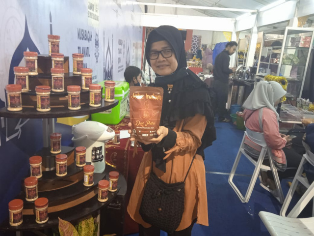 Faizah Hayati dengan produk rumahannya minuman sehat Jahe Instan merek Dwi Putri di stand Padang Panjang Expo 2021.