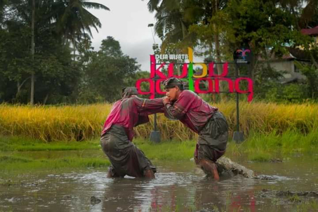 Penampilan atraksi Silek Lanyah di Kubu Gadang.