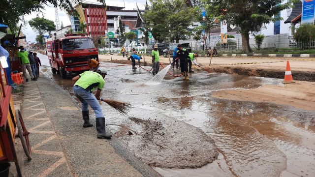 Gotong royong membersihkan debu pekerjaan drainase