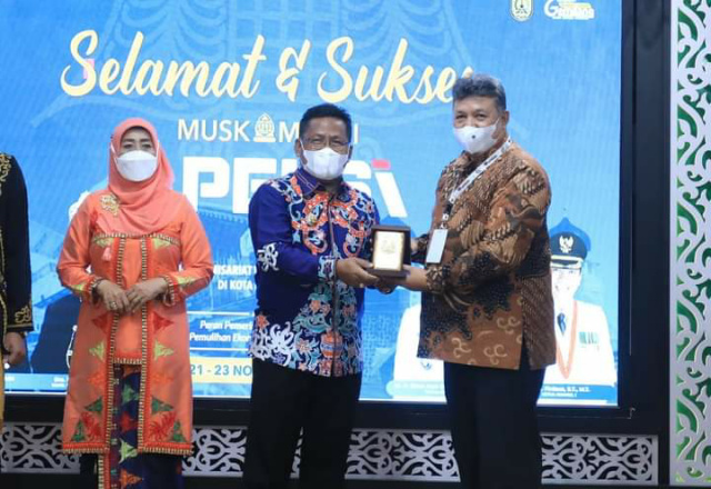 Wali Kota Solok Zul Elfian Umar menerima cendramata dari Wali Kota Banda Aceh Aminnulah Usman