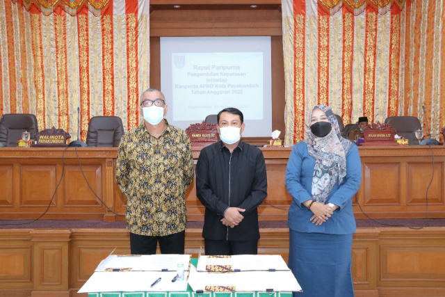Walikota Payakumbuh Riza Falepi bersama pimpinan DPRD saat pengesahan Perda APBD Kota Payakumbuh 2022