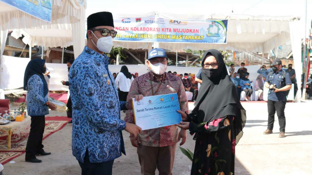 Walikota Bukittinggi Erman Safar serahkan rumah usai dibedah