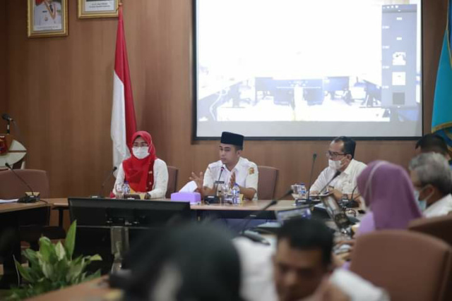 Wakil Wali Kota Solok Ramadhani Kirana Putra ketika presentasi peserta sayembara design pasar raya Kota Solok