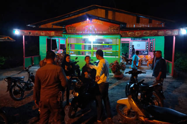 Foto: petugas dari Satpol-PP Pasaman saat gelar operasi pekat
