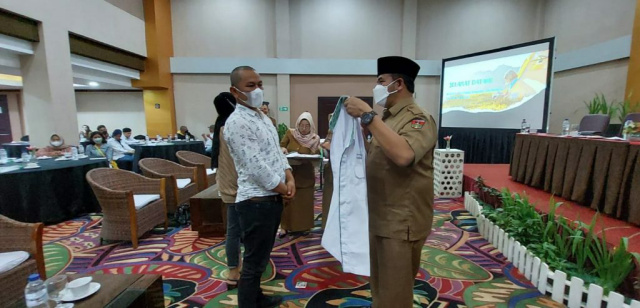 Pemasangan tanda peserta pelatihan Pemandu Ekowisata. 
