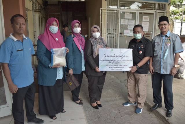 Yayasan Semen Padang menyumbangkan sebanyak 865 paket beras dalam rangka Sumdarsin di Kota Padang. Penyerahan dilakukan oleh Direktur Operasional SPH, dr Adisty Taufik