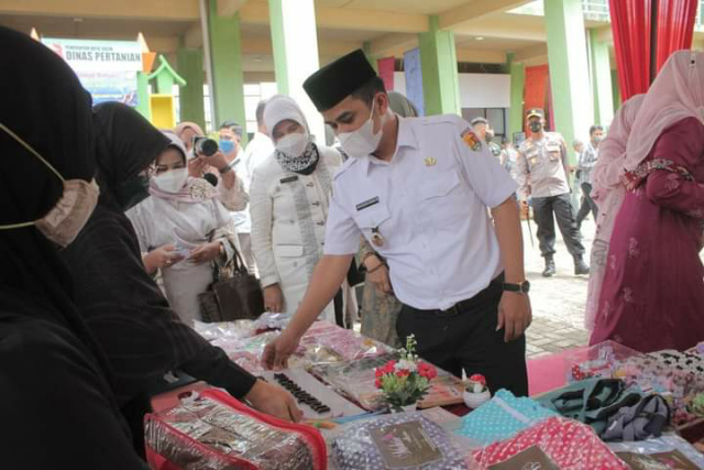 Wakil Wali Kota  Solok Ramahani Kirana Putra ketika membuka gelaran Festival Ekonomi Kreatif Tahun 2021 di Taman Istiqlal Part Kota Solok