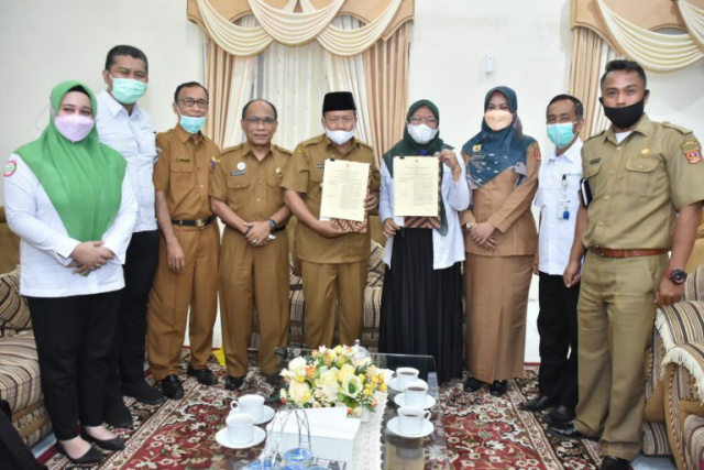 Penandatanganan MoU antara Bupati Agam, Dr. H. Andri Warman dengan pimpinan BPJS Kesehatan Cabang Bukittinggi, Henny Nursanti