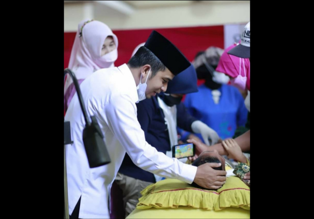Wakil Walikota Ramadhani menghibur salah seorang anak yang siap disunat.