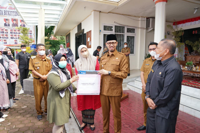 Walikota Bukittinggi Erman Safar saat serahkan bantuan untuk KUBE