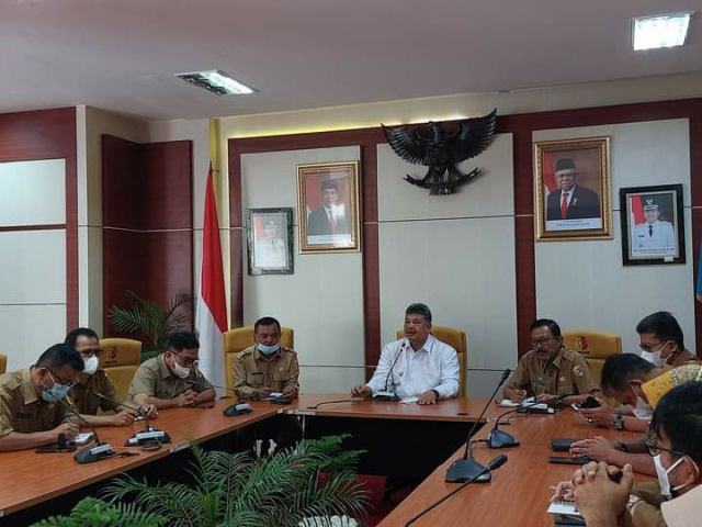 Wali Kota Zul Elfian ketika memimpin Rapat terbatas.