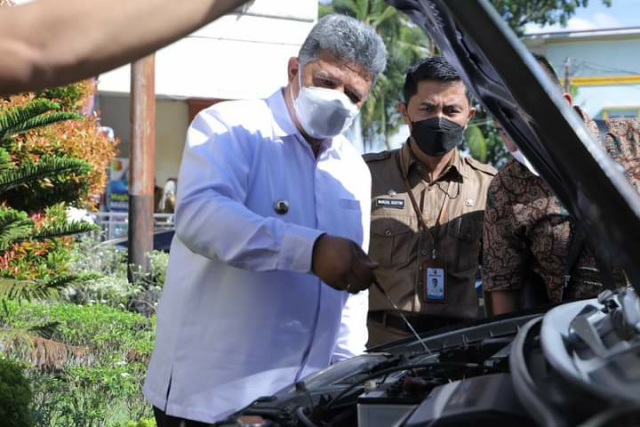 Wali Kota Solok Zul Elfian ketika mencek Oil mesin kendaraan dinas.