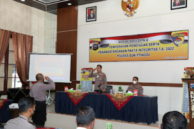 Kapolres Bukittinggi AKBP Dody Prawiranegara, S.H., S.I.K., M.H memimpin dan membuka kegiatan rapat sosialisasi mengenai penggunaaan anggaran DIPA RKA-KL, dan penyerahan Dipa TA 2022