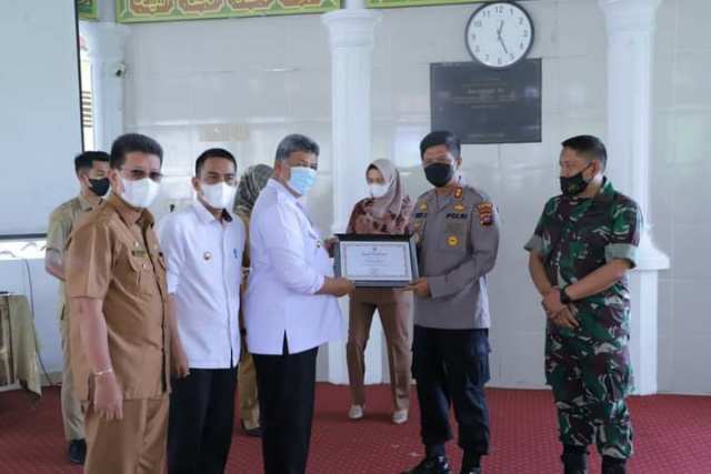 Walikota Solok Zul Elfian menyerahkan Penghargaan kepada Kapolres Solok Kota AKBP Ferry Suwandi.