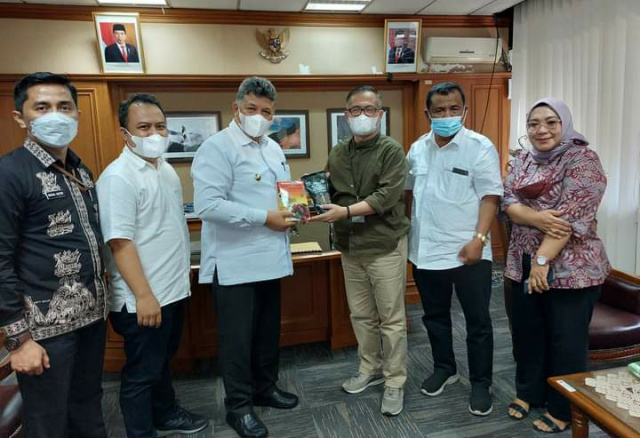 Walikota Solok Zul Elfian Umar saat kunjungi KemenLH