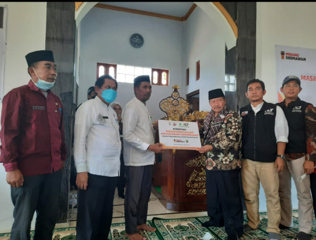 Bupati Agam Dr H Andri Warman saat serahkan bantuan usai resmikan Masjid Bantuan Warga Minang Untuk Desa Oro Batu Mamuju 