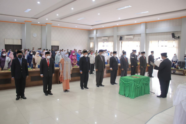 Bupati Pasaman, Benny Utama saat melantik 10 orang pejabat eselon II b di lingkungan Pemerintah Daerah Kabupaten Pasaman
