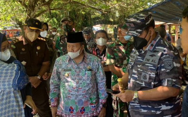 Bupati Agam, Dr H Andri Warman saat mendampingi Dantamal II Padang, Endra Sulistyo menyambangi Danau Maninjau