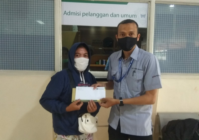 Staf UPZ Baznas Semen Padang, Toni (kanan) menyerahkan bantuan biaya berobat kepada keluarga penerima manfaat bantuan kesehatan yang dirawat di Rumah Sakit Siti Rahmah pada Desember 2021.