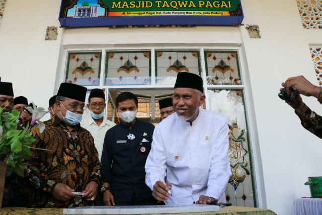 Gubernur Sumbar Mahyeldi saat resmikan Masjid Taqwa Pagai