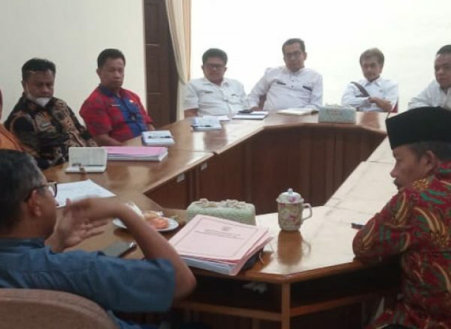 Tim pendirian BUMD saat melakukan pertemuan dengan Bupati Agam, Dr. H. Andri Warman, MM, dalam rangka evaluasi persiapan