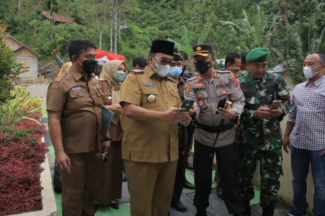 Bupati Pasaman, Benny Utama saat lauching Sistem Barcode untuk objek wisata