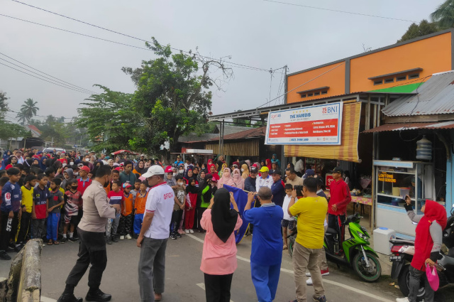 Karang Taruna Sopan Santun Kelurahan Balai Jariang, Kecamatan Payakumbuh Timur menggelar jalan sehat