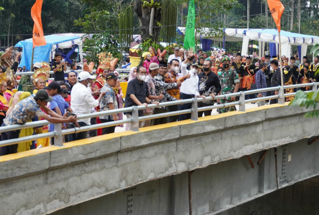 Bupati Kabupaten Limapuluh Kota Safaruddin Dt. Bandaro Rajo meresmikan jembatan Jalan Sompik Nagari Talang Maua, Kecamatan Mungka