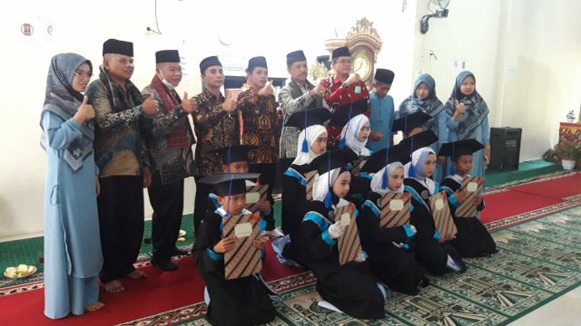 Asisten III Setdakab Agam, Junaidi saat bersama peserta khatam Quran