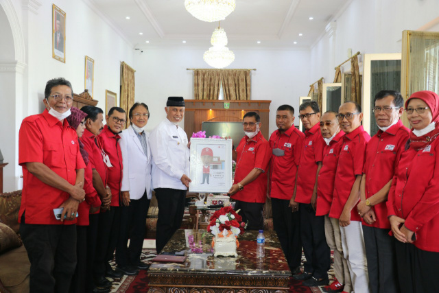PMI Kota Padang serahkan penghargaan kepada Gubernur Sumbar