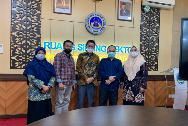 Foto bersama: Tim Pakar Mulok BSM UNAND dan UNP bersama Tim Disdik Kota Solok (dari kiri ke kanan): Sri Puji Astuti, Med. Ph.D., Dr. Asrinur, M. Pd., Dr. Erianjoni, M. Si., Dr. Hasanuddin, M. Si., dan Yuniarti, M. Pd.