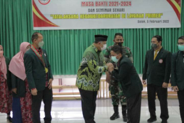 Wali Kota Solok Zul Elfian Umar mengucapkan selamat kepada Ketua IDI Kota Solok dr.Helwi Nofira.