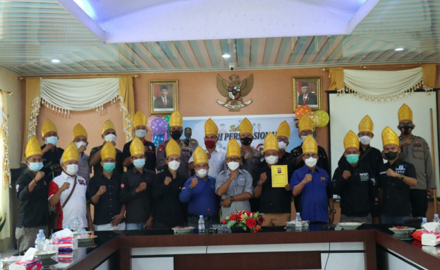Kapolres Pasaman Barat Turut serta memperingat Hari Pers Nasional yang di tandai dengan Pemotongan tumpeng di Aula Bhayangka Polres Pasaman Barat