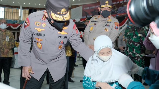 Kapolri Jenderal Listyo Sigit Prabowo meninjau secara langsung akselerasi vaksinasi serentak di Gedung Sultan Suriansyah, Banjarmasin, Kalimantan Selatan (Kalsel)