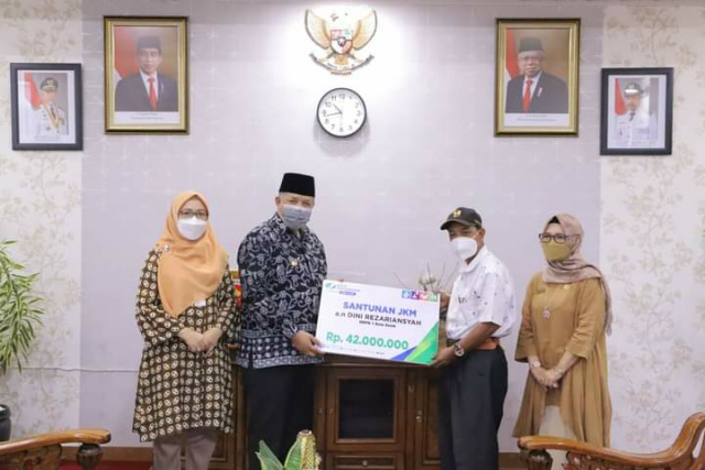 Wali Kota Solok Zul Elfian Umar serahkan santunan kepada dua keluarga ahli waris yaitu Hermizon dan Dini Rezariansyah disaksikan Kepala BPJS Ketenagakerjaan Solok Ferama Putri dan Kadis Penanaman Modal dan Pelayanan Satu pintu Hendauktri 