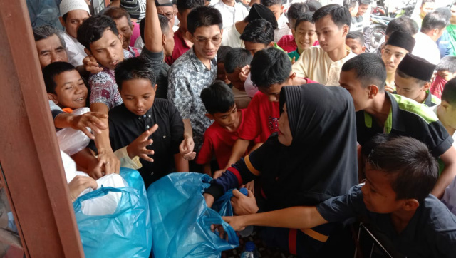 Peruga 92 Sehati saat membagikan ratusan nasi bungkus pada jamaah Masjid Al Hikmah