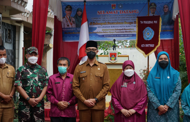 Ketua TP PKK Sumbar saat meninjau Dasawisma Biru 10 Birugo Bukittinggi