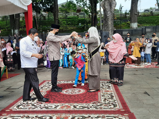 Walikota Erman Safar bersama Bunda Paud Kota Bukittinggi saat menghadiri Gebyar TK/RA Kecamatan Mandiangin Koto Salayan Tahun 2022 