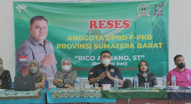 Rico Alviano Memberikan Sambutan Dalam Reses Di Aia Amo, Kecamatan Kamang Baru, Kabupaten Sijunjung, Minggu, (21/2)