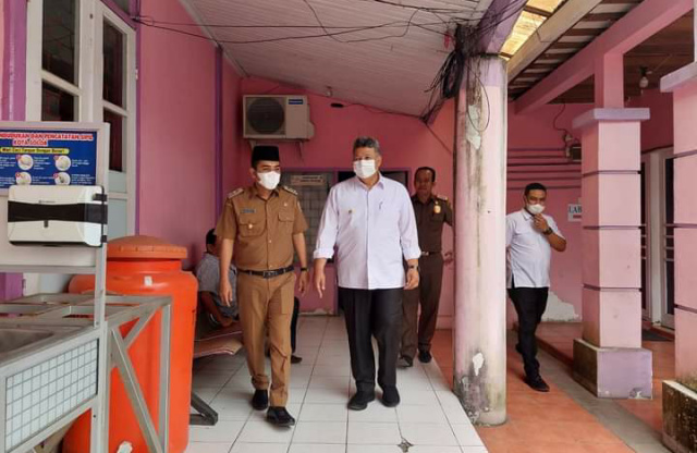 Wali Kota Solok Zul Elfian dan Wakil Wali Kota Ramadhani Kirana Putra ketika meninjau Gedung yang baru ditempati Dukcapil dan Satpol PP.