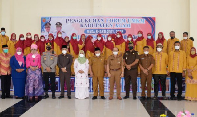 Bupati Agam, Dr H Andri Warman saat foto bersama pengurus UMKM Agam periode 2021-2025